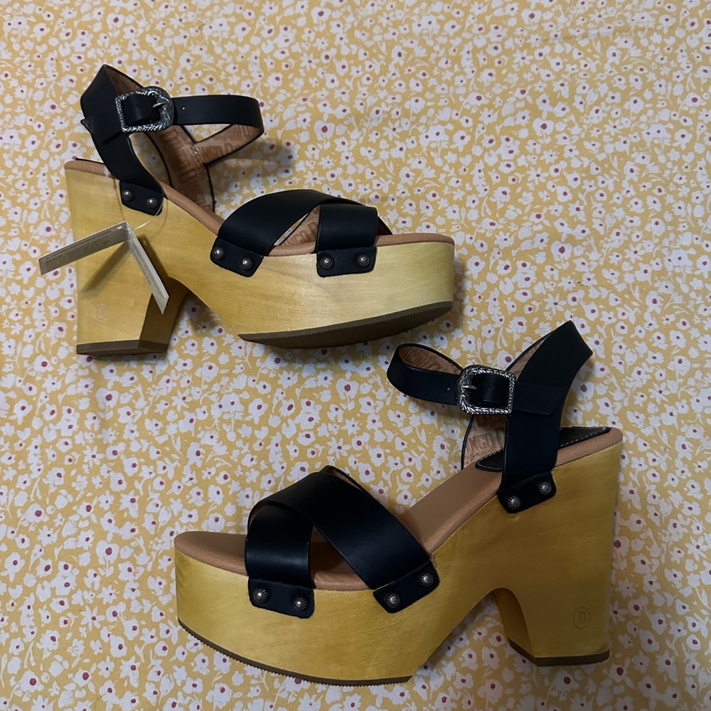 NWT Dingo Woodstock Sandals